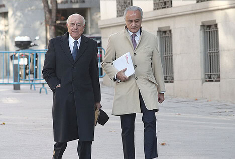 El juez propone juzgar al BBVA y a Francisco González por los encargos de Villarejo