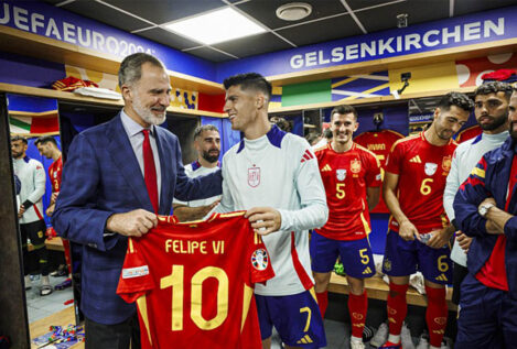 Felipe VI felicita a los jugadores de España en el vestuario: «Si seguís así, va a haber alegrías»