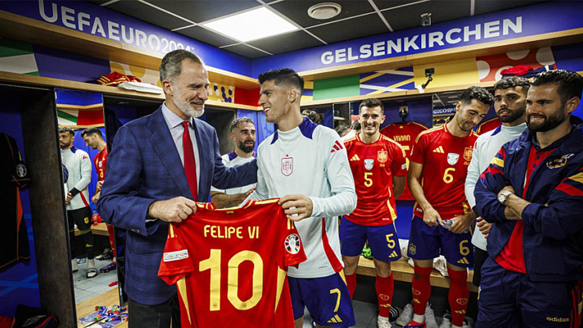 Felipe VI felicita a los jugadores de España en el vestuario: «Si seguís así, va a haber alegrías»