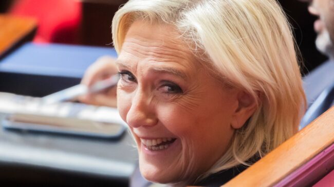 Le Pen, al borde de la mayoría absoluta en las legislativas de Francia, según una encuesta