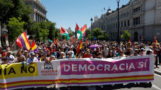 Pincha la «marcha republicana» en Madrid: 4.000 personas piden abolir la monarquía