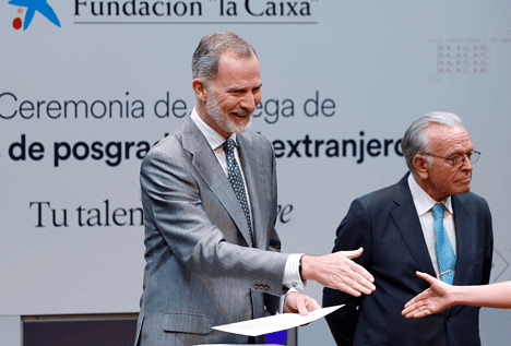 El Rey, a los becados de la Fundación La Caixa: «Espero que sigáis conectados con España»