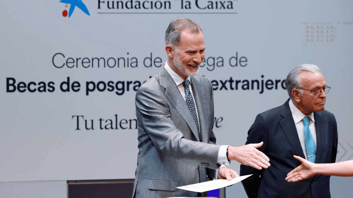 El Rey, a los becados de la Fundación La Caixa: «Espero que sigáis conectados con España»
