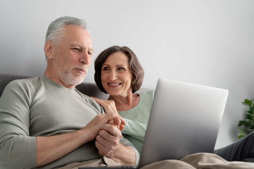 Hombre y mujer de avanzada edad con un ordenador portátil