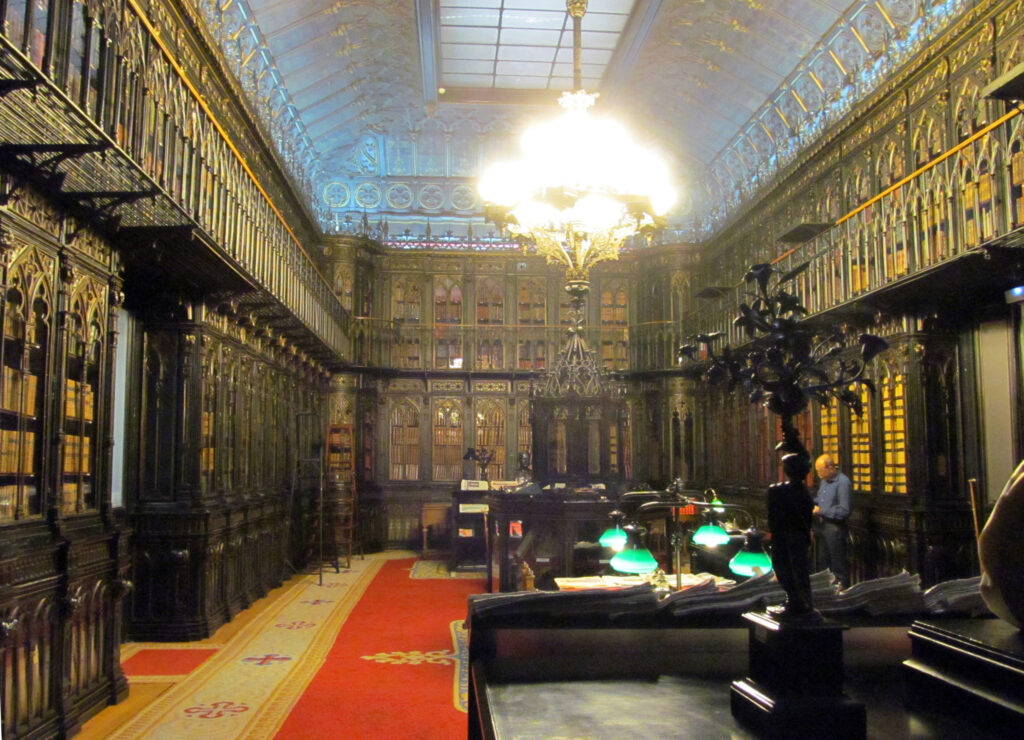 Interior de la Biblioteca del Senado, Madrid. 
Wikipedia