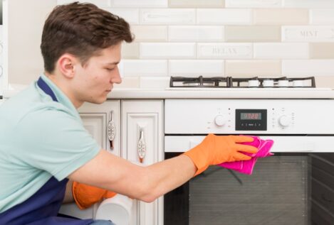 Los tres trucos para limpiar el horno en un solo paso
