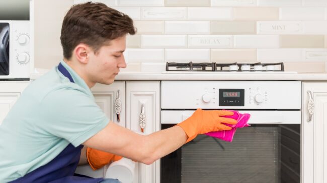 Los tres trucos para limpiar el horno en un solo paso