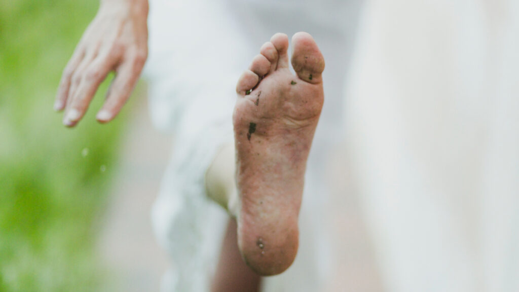 Una mujer con ampollas en los pies