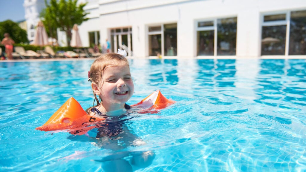 Una niña, especialmente susceptible a los riesgos de bañarse en una piscina