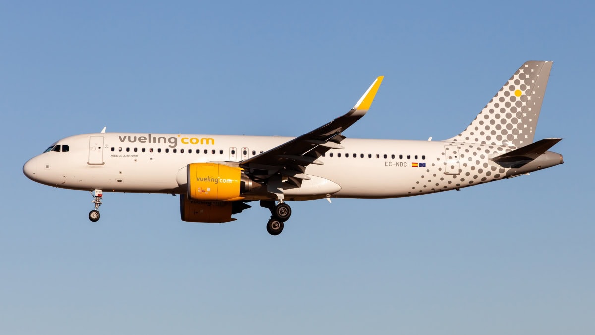 Multa de 28.000 euros a Vueling por negar el embarque a una mujer por su escote