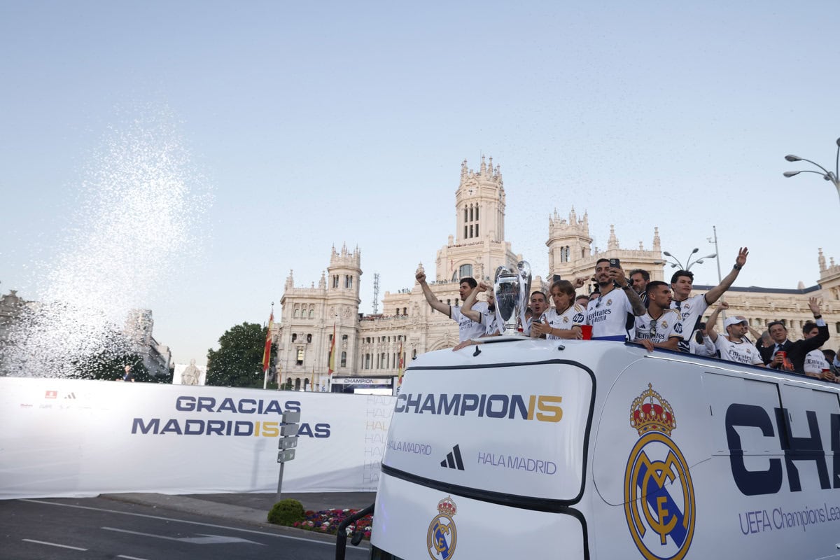 El Real Madrid se da un baño de masas con miles de aficionados tras su histórico triunfo