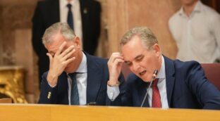 PSOE y Vox votan juntos para retirar la confianza al alcalde 'popular' de Sevilla