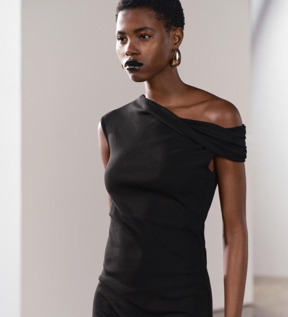 Vestido negro con escote asimétrico de Zara