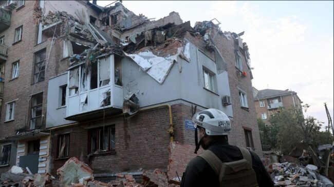 Tres muertos y más de 20 heridos ucranianos por un bombardeo ruso en Járkov