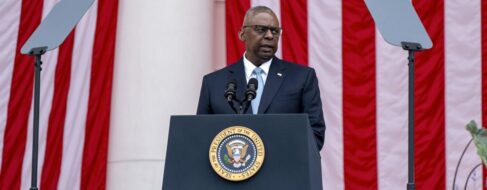 El jefe del Pentágono habla con su homólogo ruso sobre Ucrania por primera vez en un año