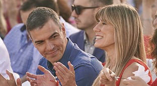 Juan Espadas, secretario general del PSOE-A, agradece a Begoña Gómez su presencia en el mitin