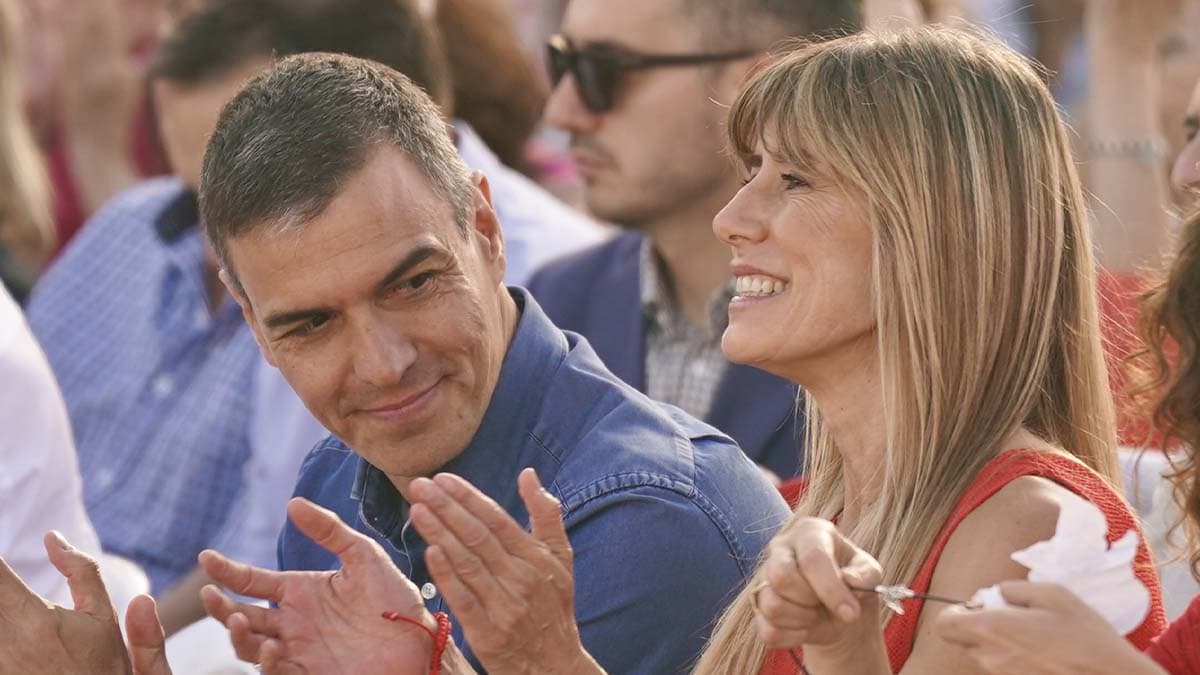 Juan Espadas, secretario general del PSOE-A, agradece a Begoña Gómez su presencia en el mitin