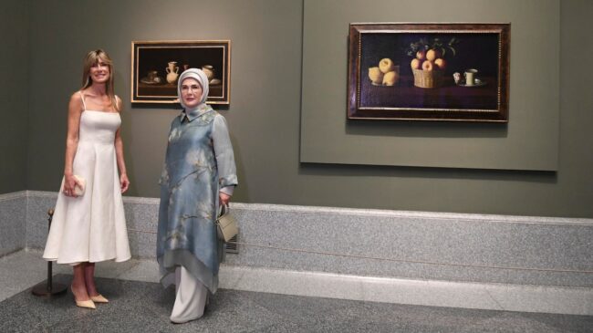 Begoña Gómez visita el Museo del Prado junto a la esposa del presidente de Turquía