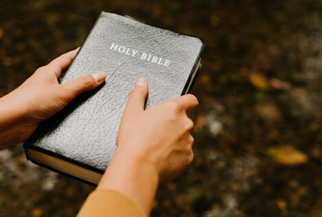 Oklahoma (EEUU) ordena incorporar la Biblia a las clases de colegios públicos