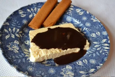 Descubre la receta del biscuit de pasas y piñones con chocolate caliente