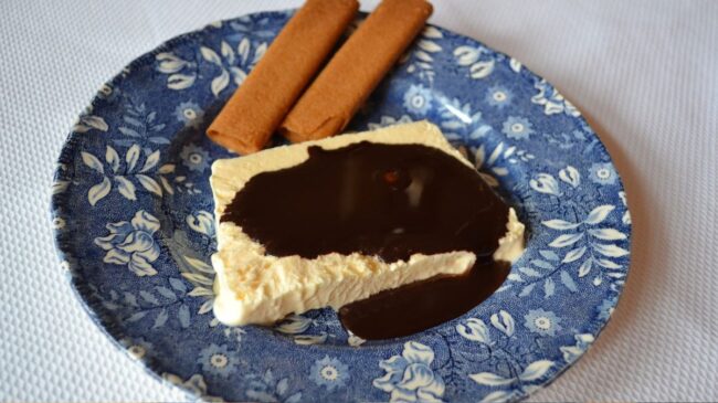 Descubre la receta del biscuit de pasas y piñones con chocolate caliente