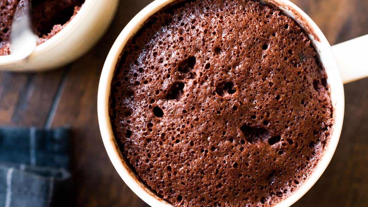 Descubre cómo hacer un esponjoso bizcocho de chocolate en tan solo tres minutos