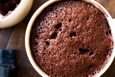 Descubre cómo hacer un esponjoso bizcocho de chocolate en tan solo tres minutos