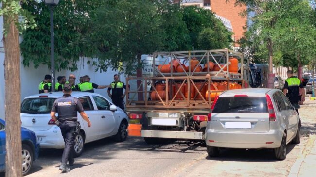 Detenido en Sevilla tras robar un camión de butano y tirar 50 bombonas en la calle al huir