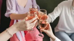 Entre brindis y tensiones, cómo la familia influye en lo que comemos