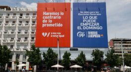 El PP coloca una lona con el rojo del PSOE que dice: «Haremos lo contrario de lo prometido»
