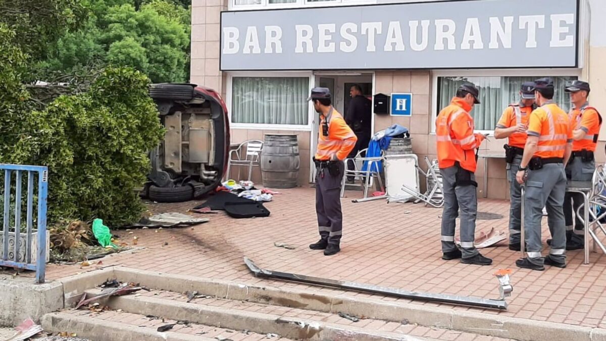 Dos mujeres heridas al arrollar un coche un bar en Irurtzun (Navarra): así ha quedado la terraza