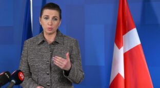 Agreden en plena calle a la primera ministra de Dinamarca