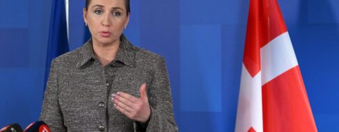 Agreden en plena calle a la primera ministra de Dinamarca