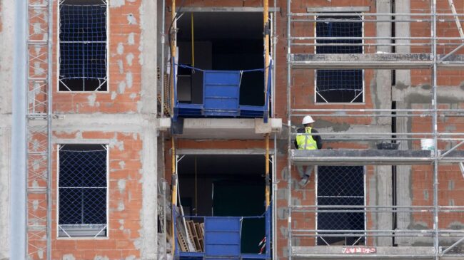 La Comunidad de Madrid aprueba una ley que transformará 20.000 oficinas en viviendas