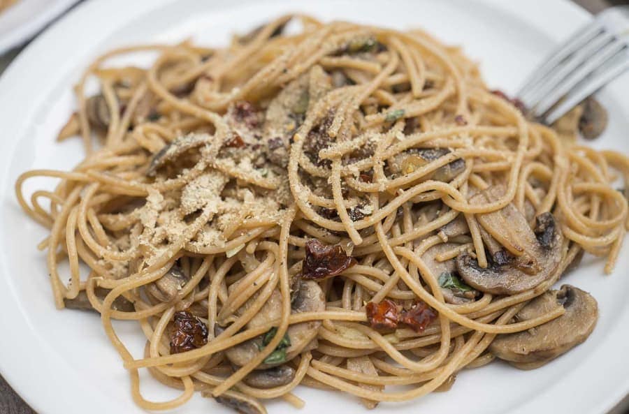 Espaguetis con champiñones y tomate seco. 
ekilu