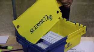 La Fiscalía cambia de postura en el fraude del voto por correo y pide investigarlo