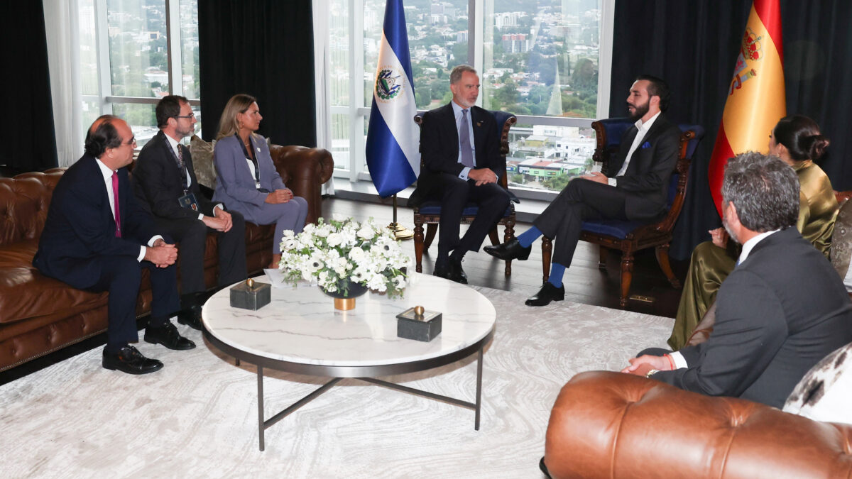 Felipe VI se reúne con Bukele antes de asistir a la toma de posesión de su segundo mandato