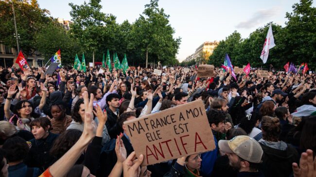 Cientos de miles de franceses salen a la calle para protestar contra la ultraderecha