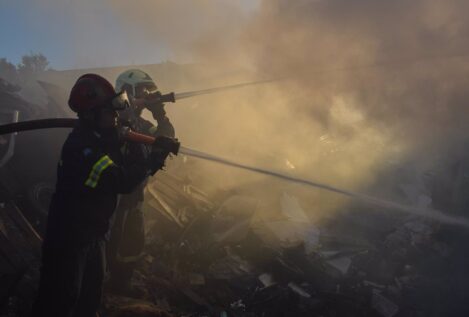 Arde Grecia: fuegos artificiales y un pirómano  avivan los incendios que dejan un muerto