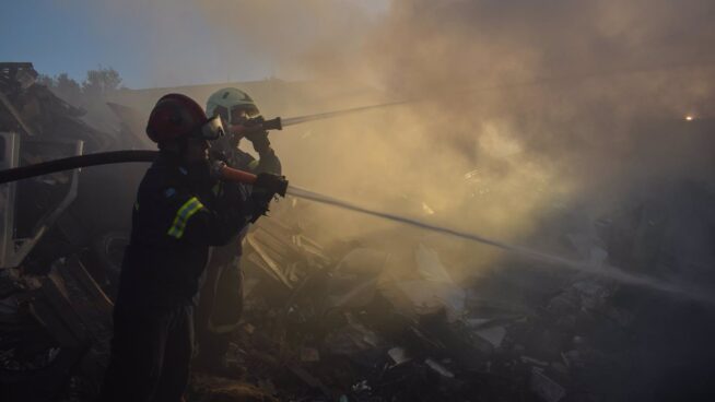 Arde Grecia: fuegos artificiales y un pirómano  avivan los incendios que dejan un muerto