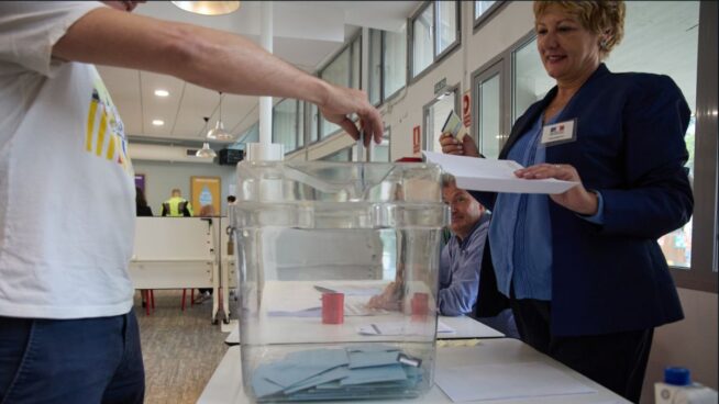 La participación a mediodía en la primera vuelta de las francesas sube más de siete puntos