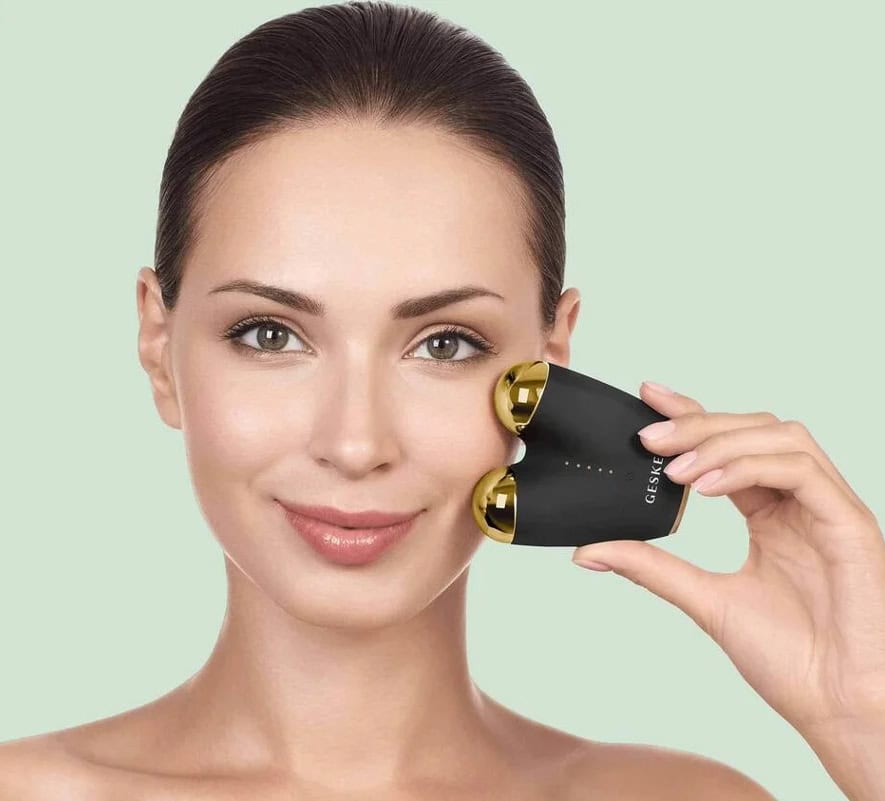 Mujer utilizando un gadgets de cuidado facial. (Fuente: Geske)