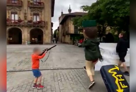 Guardias civiles denuncian un acto en el que un niño apunta con un arma de juguete a un agente