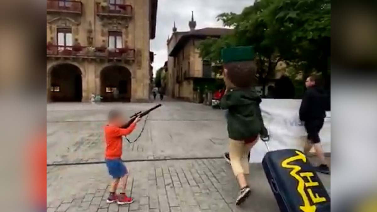 Guardias civiles denuncian un acto en el que un niño apunta con un arma de juguete a un agente