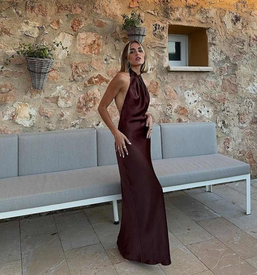 La influencer Natichu Alcántar con un vestido con escote halter. (Fuente: Instagram)