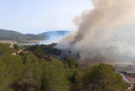 Un incendio en la provincia de Tarragona obliga a evacuar a 1.500 campistas y a cortar el AVE