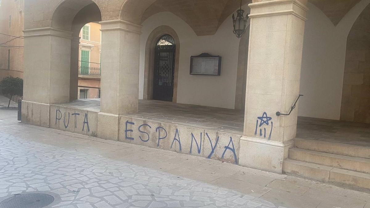 El hombre que escribió «puta España» en un Ayuntamiento de Mallorca solicita la amnistía
