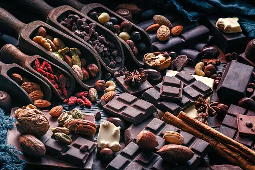Ingredientes necesarios para preparar los bombones de chocolate negro y frutos secos. 
Unplash
