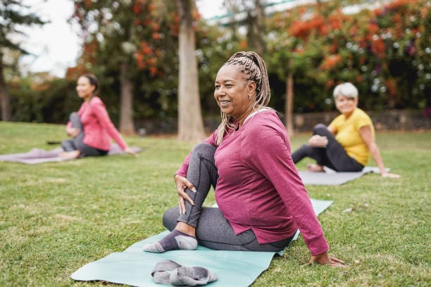 Haciendo yoga. 
iStock