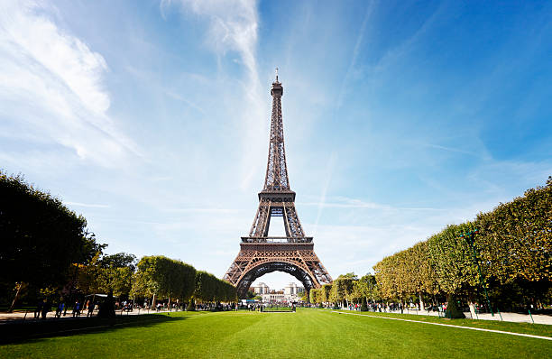 La Torre Eiffel será el escenario para las competiciones de voleibol playa. iStock